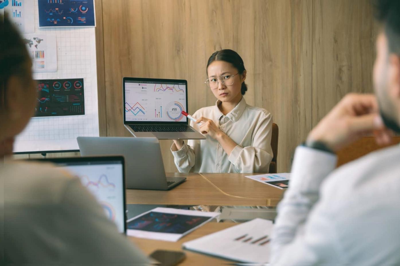 Estudiante revisando ratios financieros en pantalla durante una sesión online
