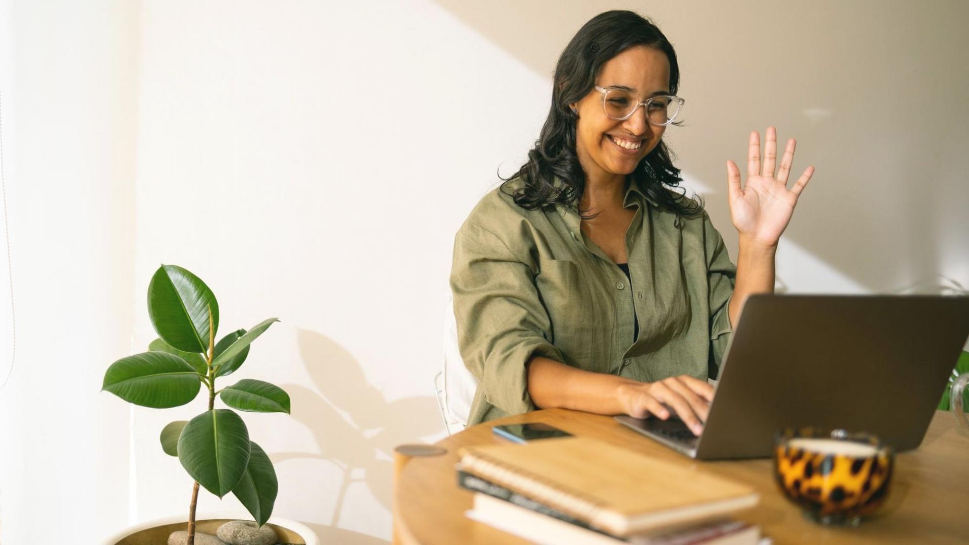 Participante trabajando con análisis financiero